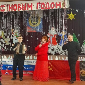 Заслуженная артистка Республики Крым Светлана Манакина и помощник солиста военного оркестра 12676 отдельной гвардейской бригады береговой обороны младший сержант Юрий Пушкарь.