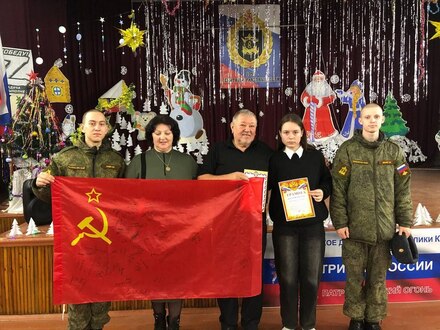 С флагом Победы