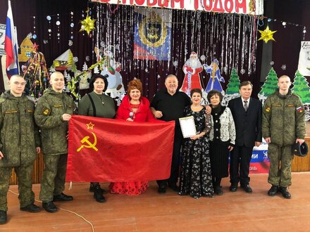 С флагом Победы